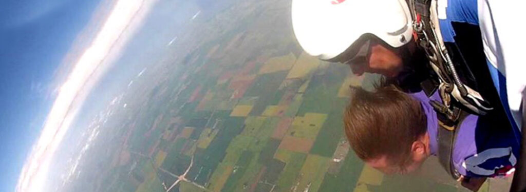 Bautismo en paracaidas | Track Low